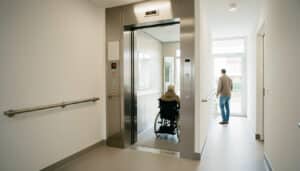 Ascenseur PMR : normes, dimensions, prix et aides